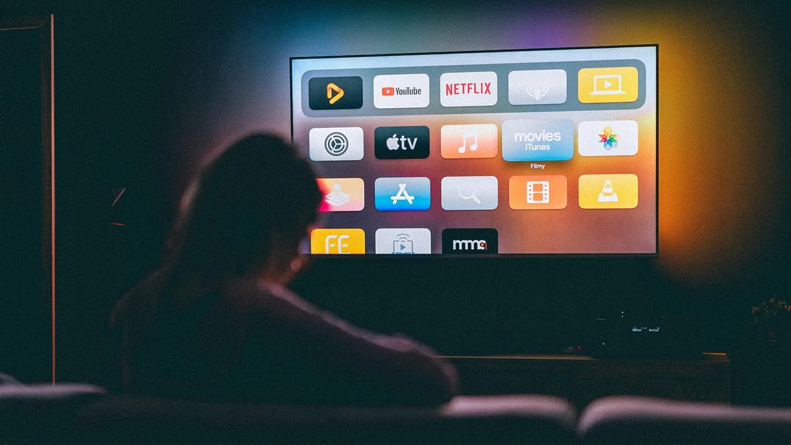 Tv med streamingappar i ett mörkt vardagsrum
