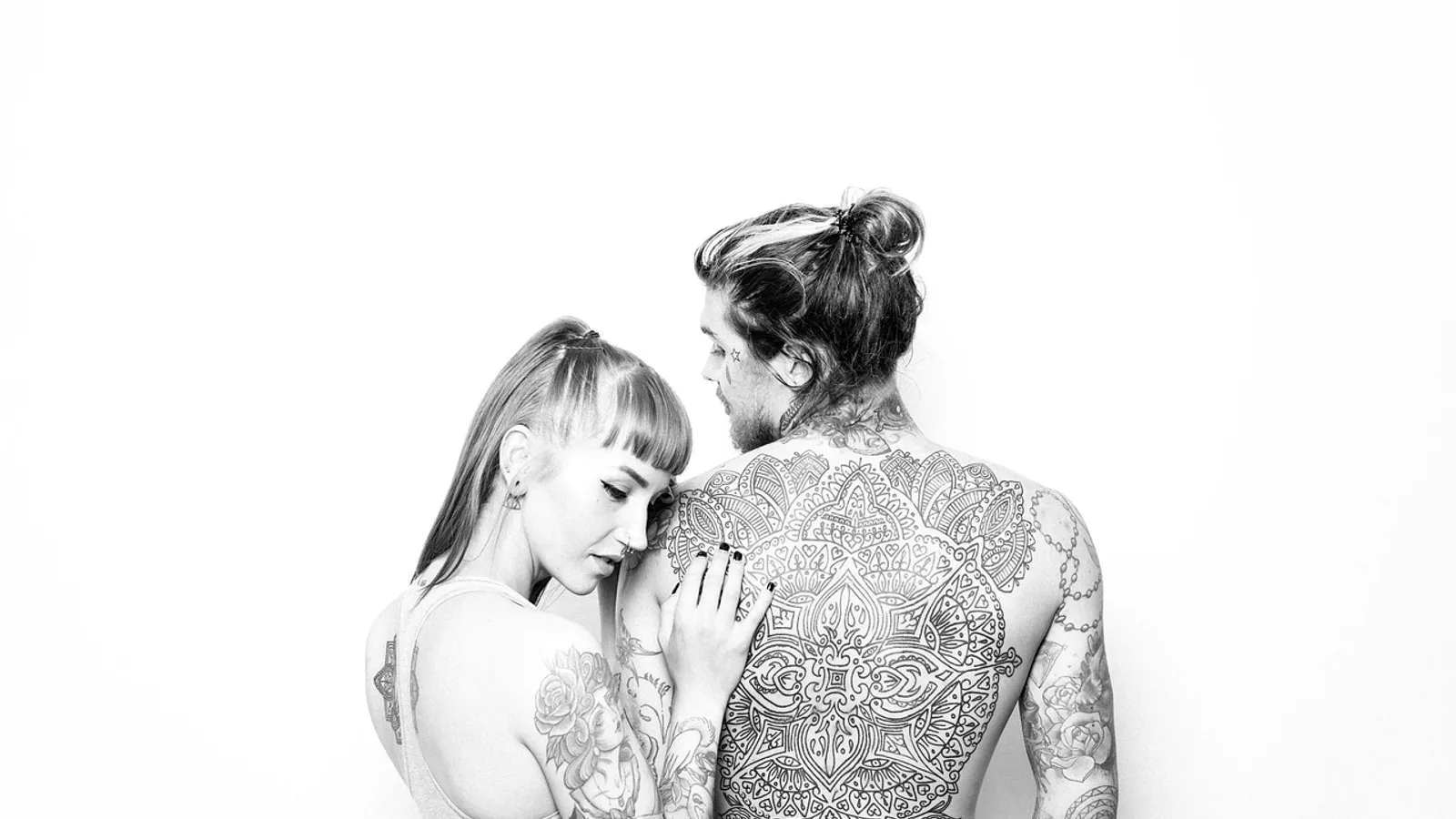 Två tatuerade kvinnor i svartvitt