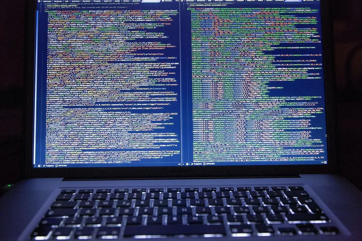 Laptop med kod på skärmen i mörker