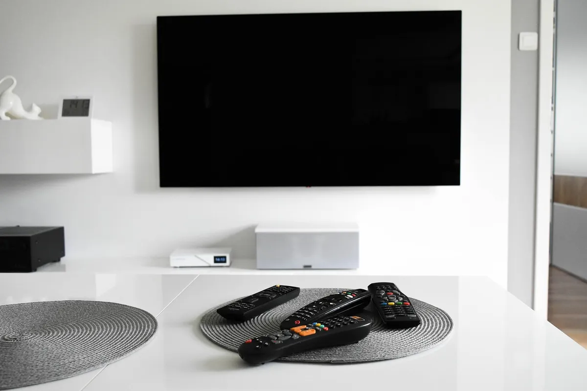 Väggmonterad tv i ett ljust vardagsrum